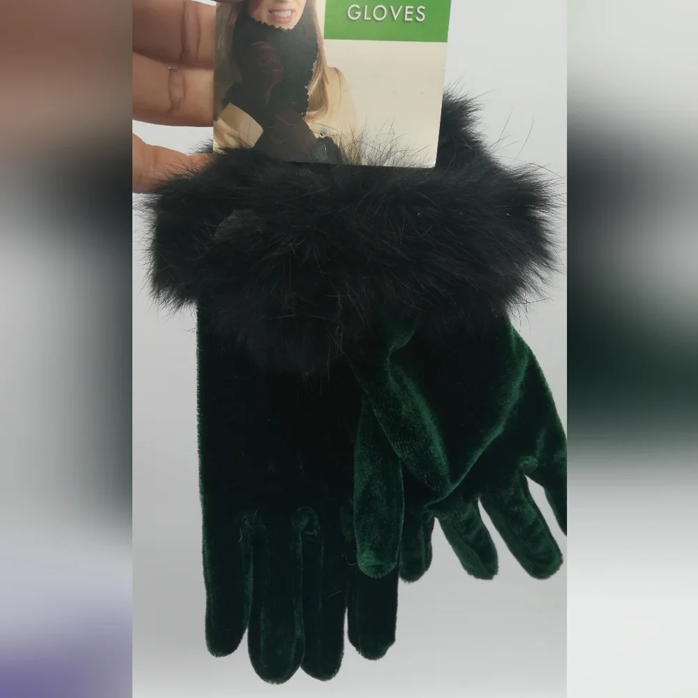 Elegant Green Velvet Gloves with Fur Trim - Picture 1 of 2